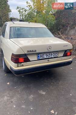 Седан Mercedes-Benz E-Class 1987 в 