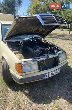 Седан Mercedes-Benz E-Class 1987 в 