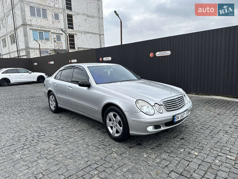 Седан Mercedes-Benz E-Class 2004 в Києві