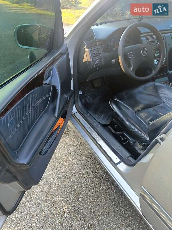 Седан Mercedes-Benz E-Class 2000 в Тернополе