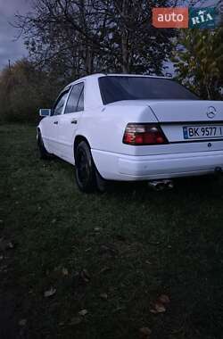 Седан Mercedes-Benz E-Class 1988 в Ровно