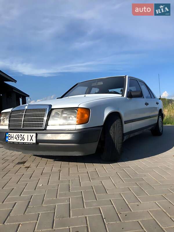 Седан Mercedes-Benz E-Class 1987 в Буштино фото Седан Mercedes-Benz E-Class 1987 в Буштино