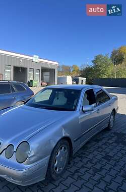 Седан Mercedes-Benz E-Class 2001 в Чернівцях