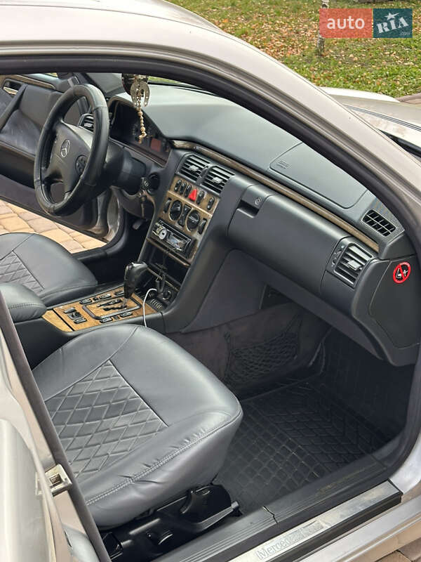 Седан Mercedes-Benz E-Class 2000 в Сторожинце