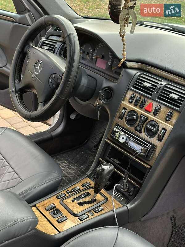 Седан Mercedes-Benz E-Class 2000 в Сторожинце