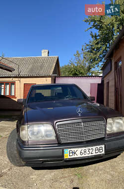 Седан Mercedes-Benz E-Class 1993 в Ровно