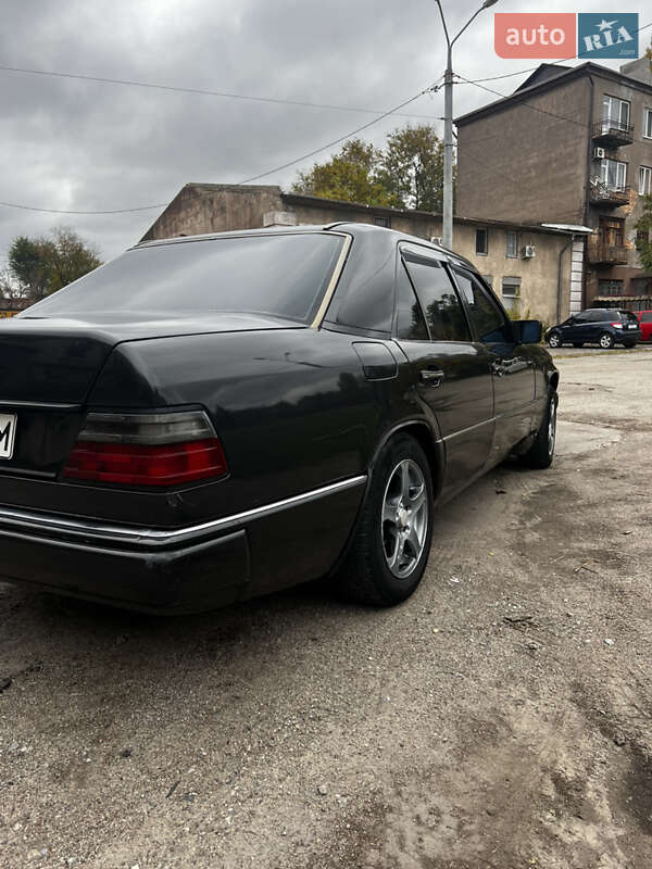 Седан Mercedes-Benz E-Class 1990 в Днепре