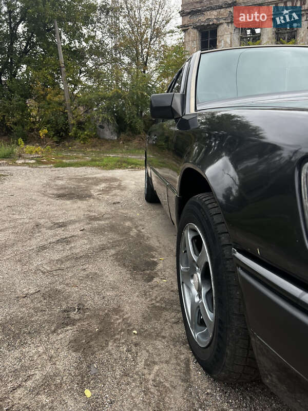 Седан Mercedes-Benz E-Class 1990 в Днепре