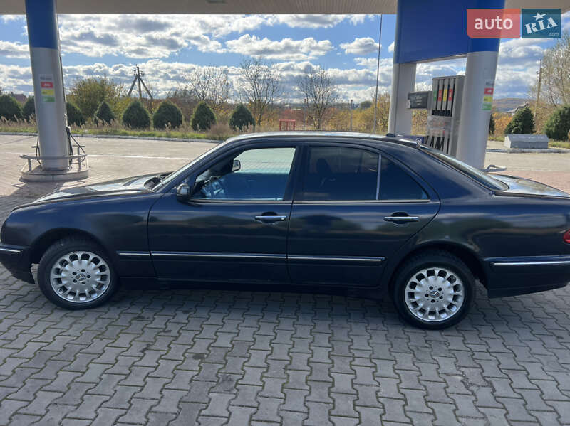 Седан Mercedes-Benz E-Class 2001 в Жовкві