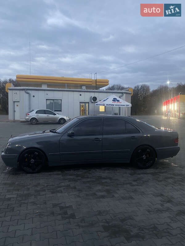 Седан Mercedes-Benz E-Class 2001 в Киверцах
