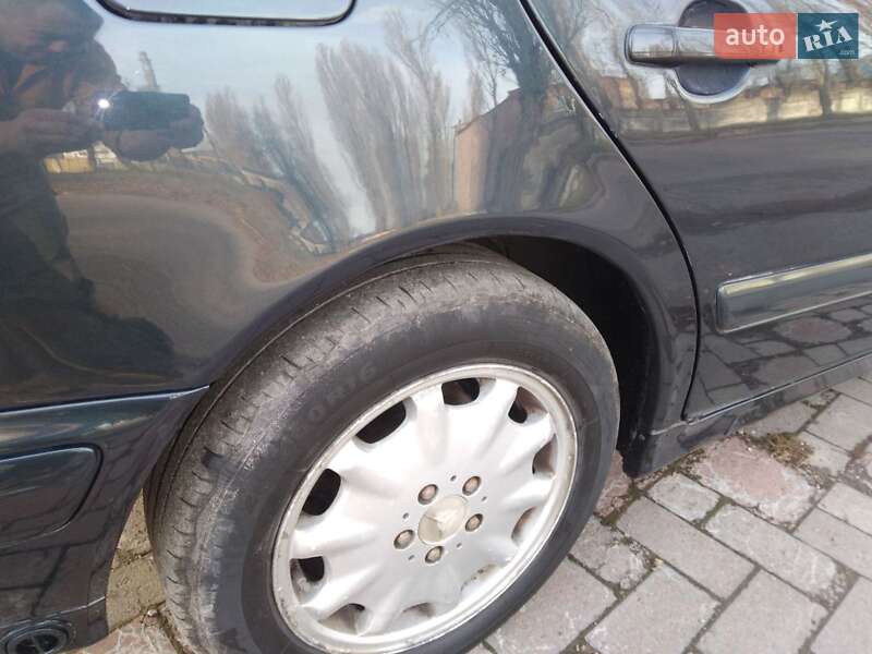 Седан Mercedes-Benz E-Class 2000 в Коростене