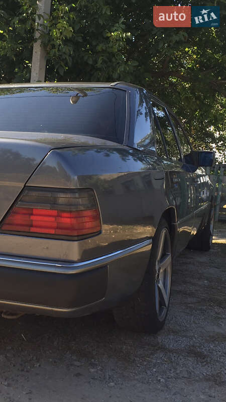 Седан Mercedes-Benz E-Class 1988 в Чутовому