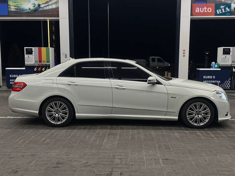 Седан Mercedes-Benz E-Class 2012 в Днепре
