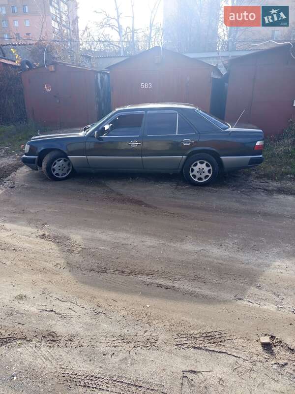 Седан Mercedes-Benz E-Class 1992 в Харькове