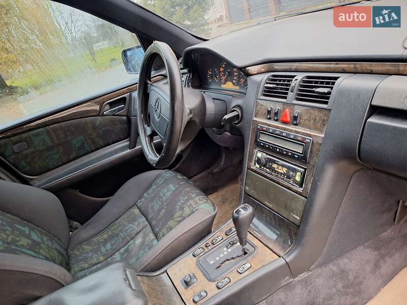 Седан Mercedes-Benz E-Class 1997 в Черновцах