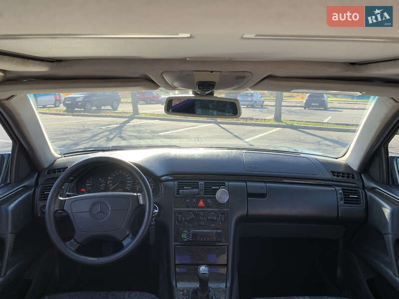 Седан Mercedes-Benz E-Class 1998 в Николаеве