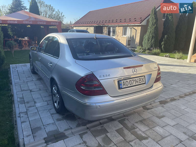 Седан Mercedes-Benz E-Class 2004 в Ужгороді