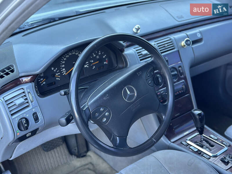 Седан Mercedes-Benz E-Class 2001 в Ужгороде