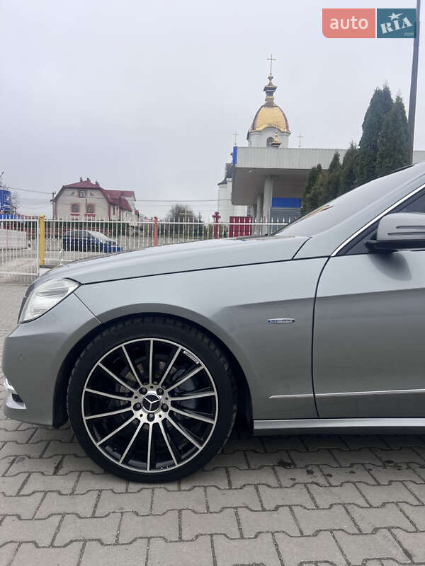 Седан Mercedes-Benz E-Class 2011 в Бучаче
