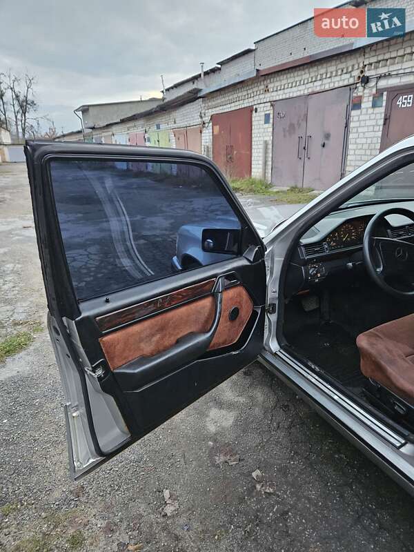 Седан Mercedes-Benz E-Class 1990 в Житомире