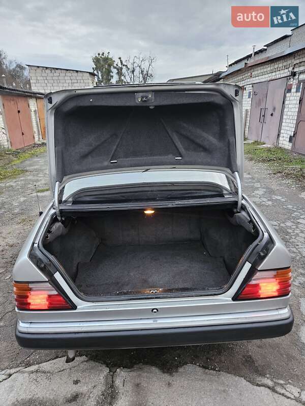 Седан Mercedes-Benz E-Class 1990 в Житомире