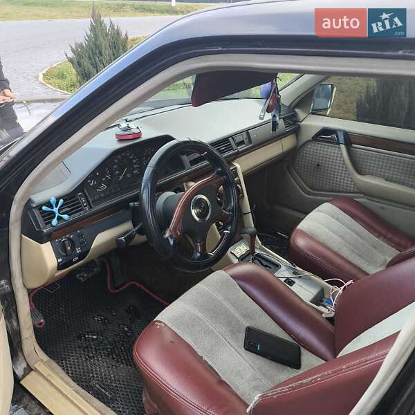 Седан Mercedes-Benz E-Class 1990 в Кореці