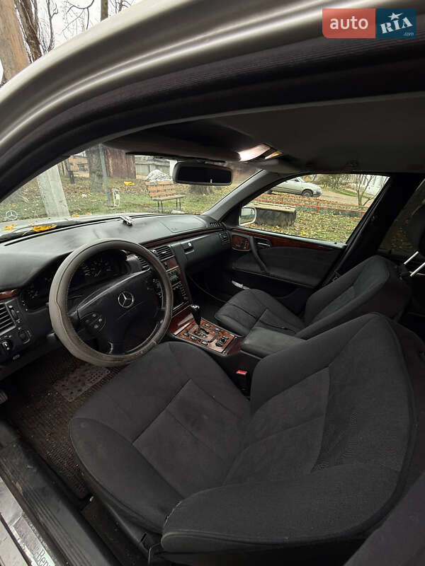 Седан Mercedes-Benz E-Class 2001 в Одессе