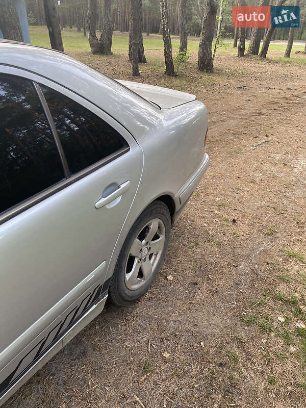 Седан Mercedes-Benz E-Class 2001 в Вараше