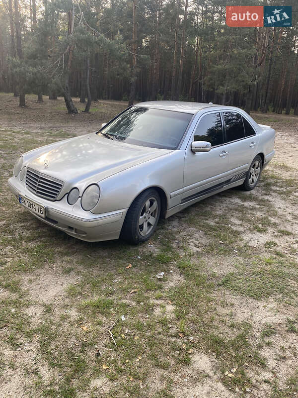 Седан Mercedes-Benz E-Class 2001 в Вараше