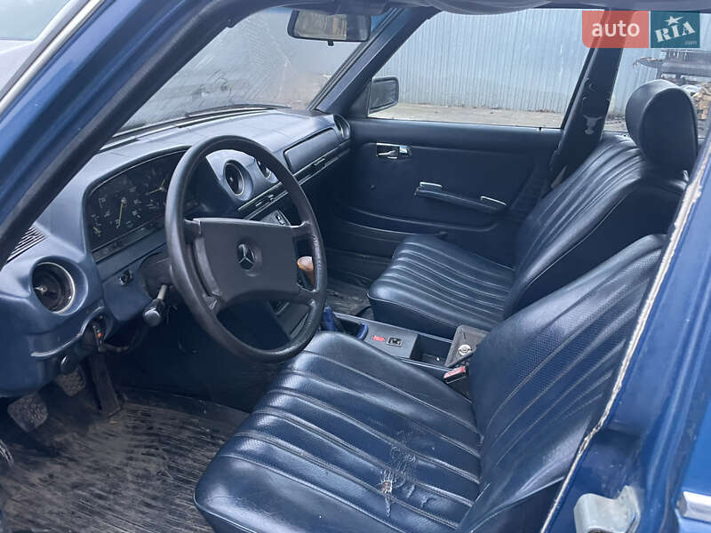 Седан Mercedes-Benz E-Class 1983 в Черновцах