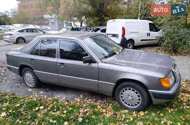 Седан Mercedes-Benz E-Class 1991 в Киеве