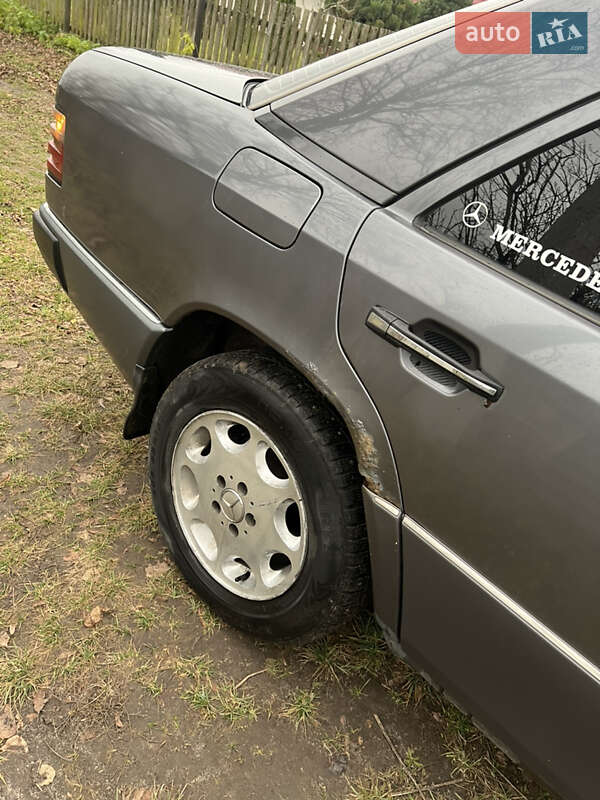 Седан Mercedes-Benz E-Class 1994 в Львове