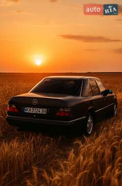 Седан Mercedes-Benz E-Class 1993 в Києві