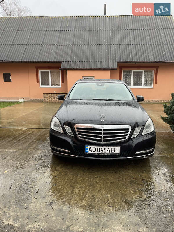 Седан Mercedes-Benz E-Class 2011 в Тячеве
