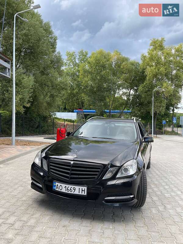 Універсал Mercedes-Benz E-Class 2011 в Ужгороді