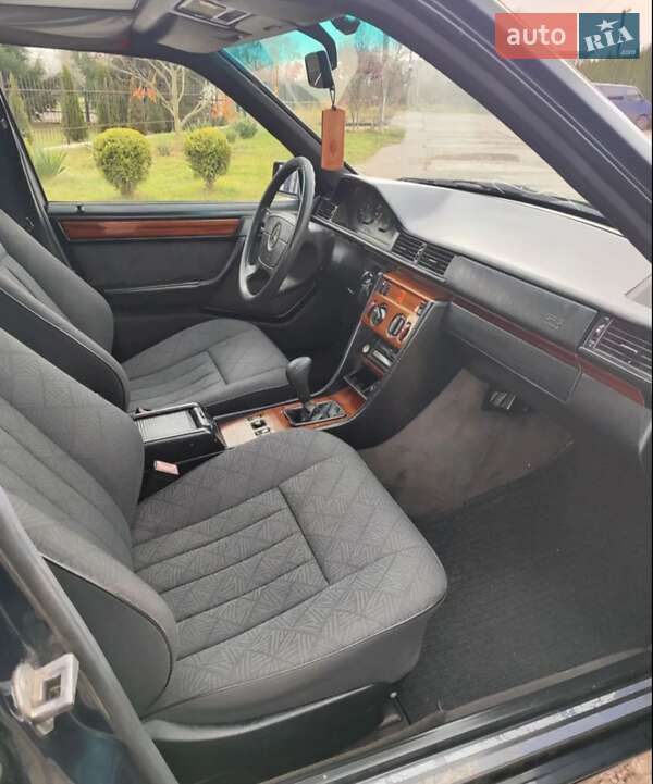 Седан Mercedes-Benz E-Class 1988 в Черняхові