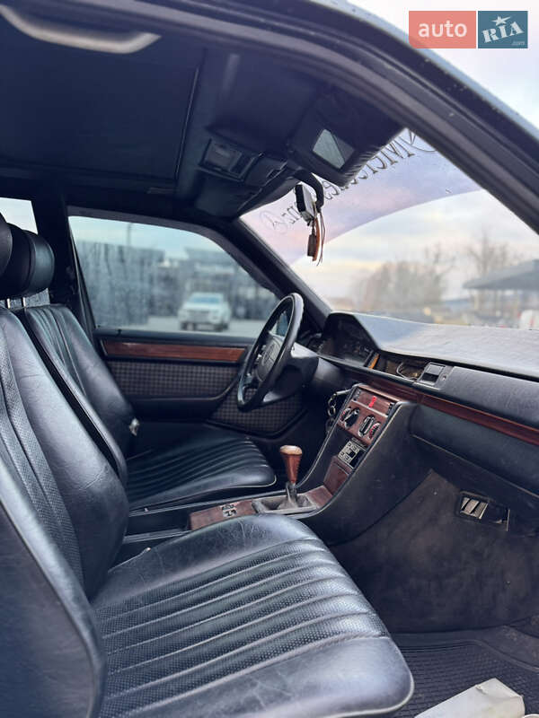 Седан Mercedes-Benz E-Class 1993 в Черновцах