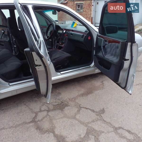 Седан Mercedes-Benz E-Class 2001 в Рівному