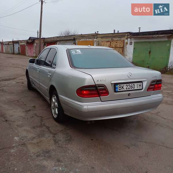 Седан Mercedes-Benz E-Class 2001 в Рівному