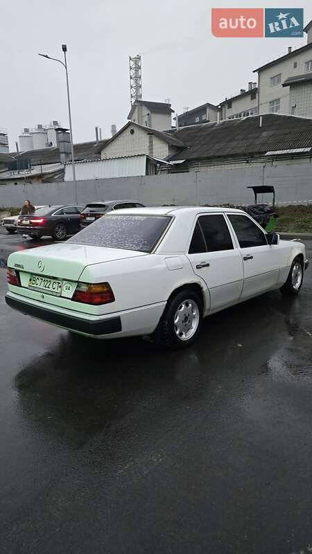 Седан Mercedes-Benz E-Class 1992 в Львове