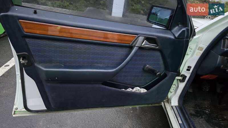 Седан Mercedes-Benz E-Class 1992 в Львове