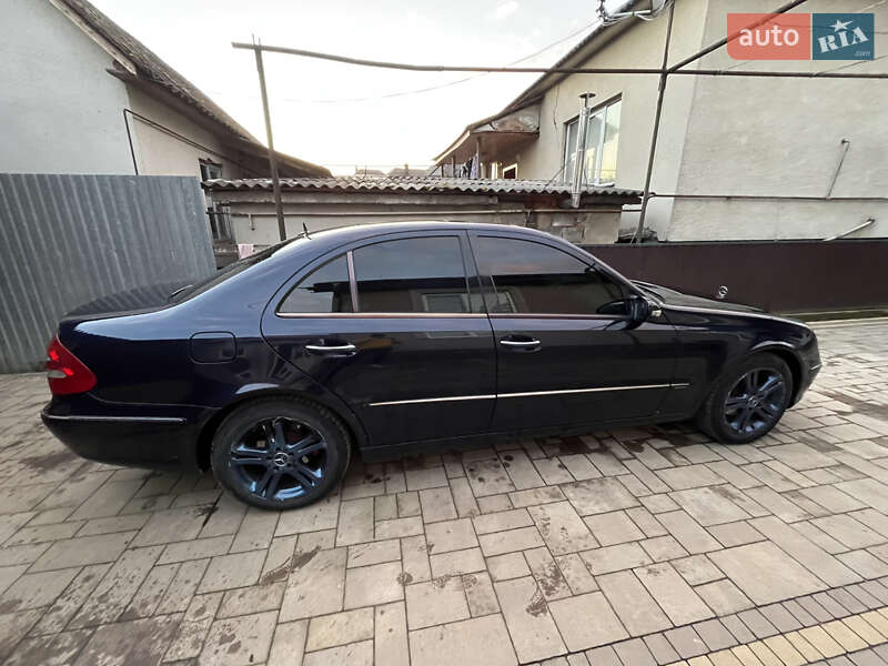 Седан Mercedes-Benz E-Class 2003 в Іршаві