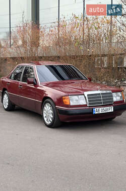 Седан Mercedes-Benz E-Class 1993 в Днепре