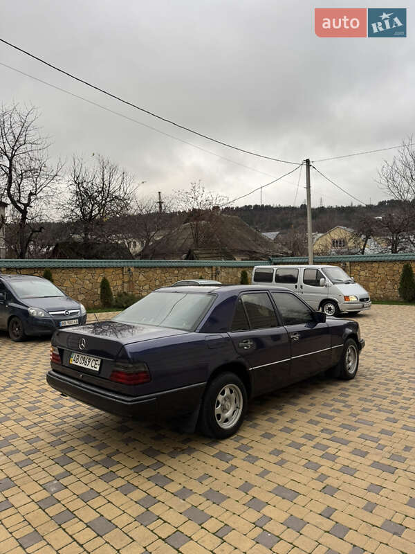 Седан Mercedes-Benz E-Class 1988 в Могилев-Подольске