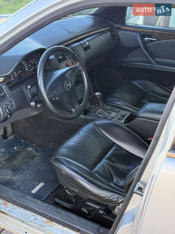 Седан Mercedes-Benz E-Class 2001 в Черновцах