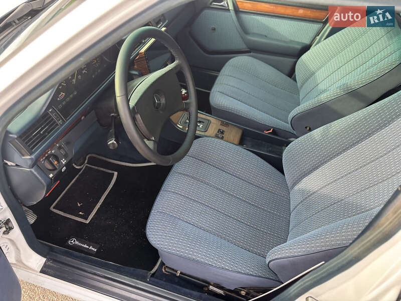 Седан Mercedes-Benz E-Class 1988 в Киеве