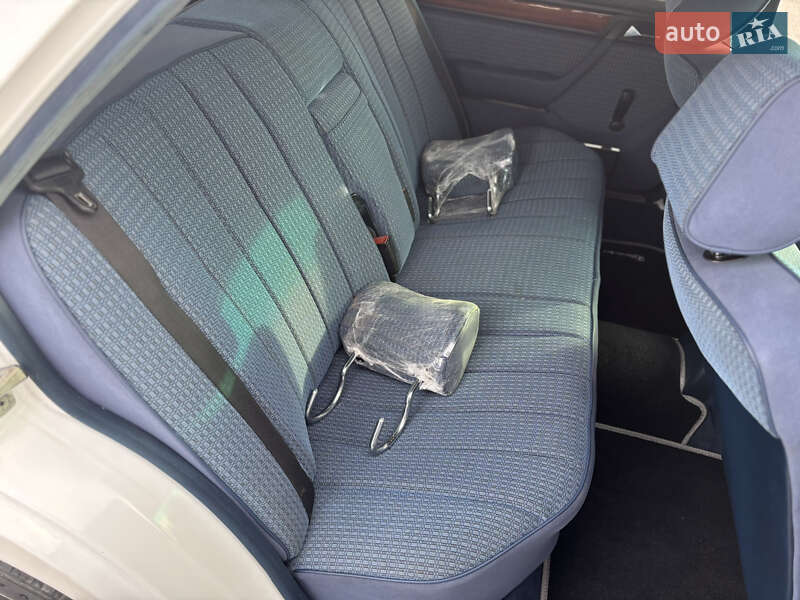 Седан Mercedes-Benz E-Class 1988 в Киеве