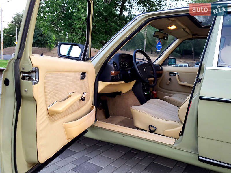 Седан Mercedes-Benz E-Class 1983 в Днепре