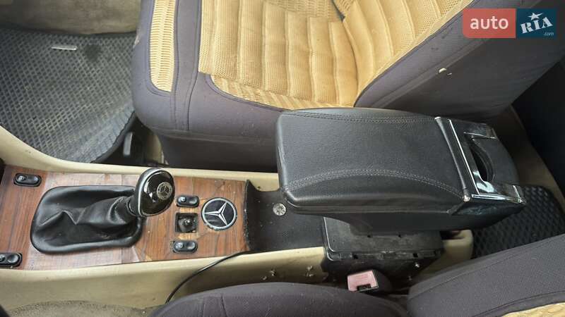 Седан Mercedes-Benz E-Class 1990 в Жовтанцях