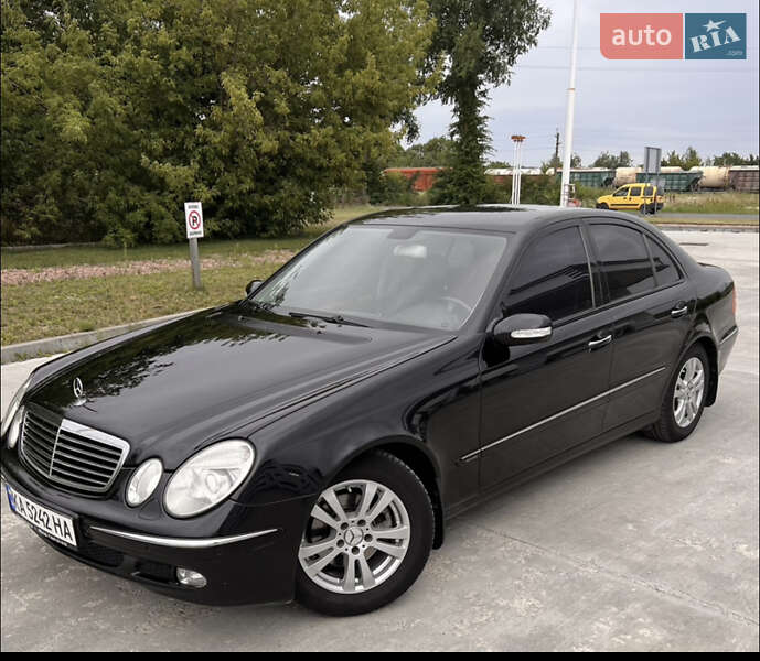 Седан Mercedes-Benz E-Class 2005 в Вараше